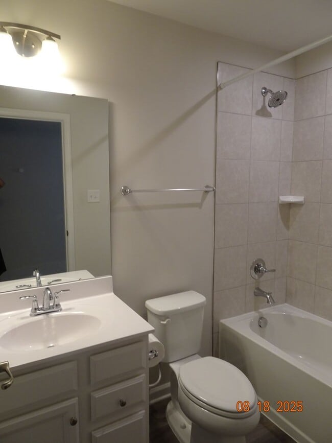 Building Photo - 3 Bedrooms, 2.5 Bathrooms Townhouse Rental