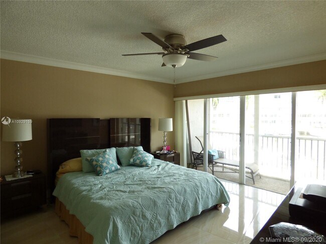 Building Photo - 1523 E Hillsboro Blvd