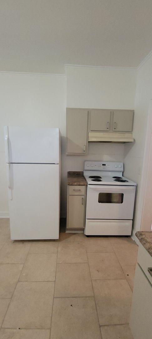 Building Photo - Great 3 bedroom/2 bath home with Oven, Refrigerator, Garage, Central Air & Heat!
