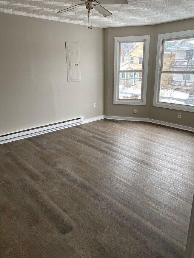 Building Photo - 712 S Irving Ave