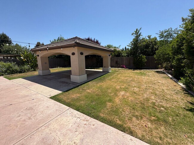 Building Photo - SE Visalia home Coming Soon!!