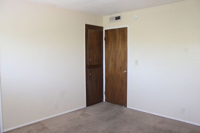 Building Photo - 2213 Roselake Ave