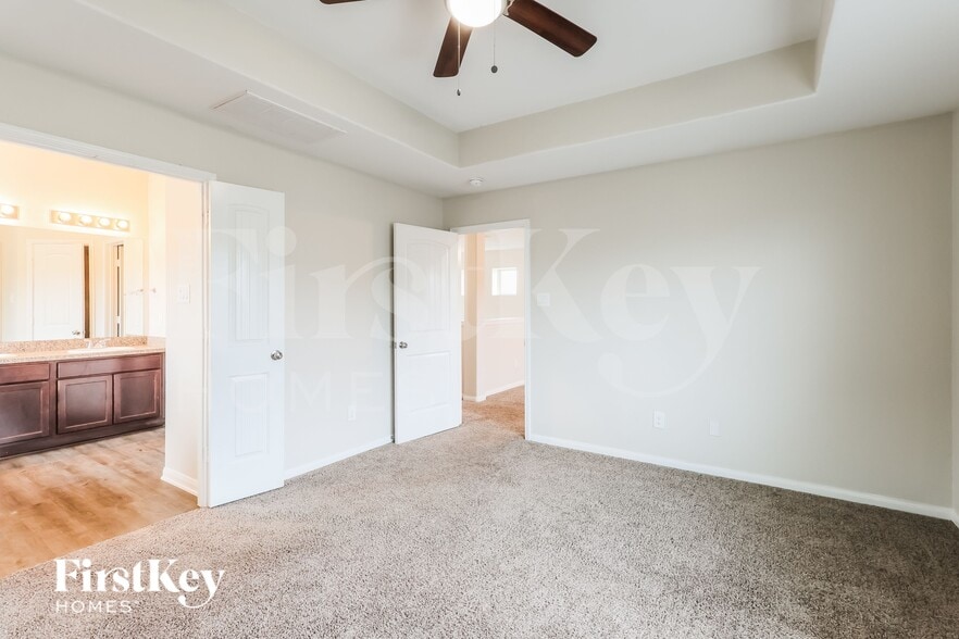 Building Photo - 15141 Meadow Glen S