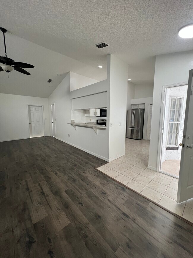 Building Photo - 667 Lake Dexter Cir