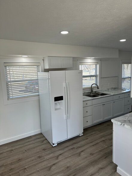 Building Photo - 4233 E 38th St