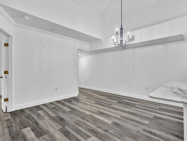Building Photo - 2433 Centergate Dr