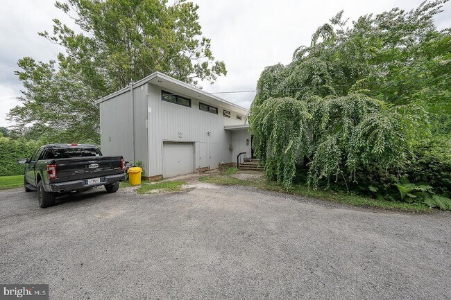 Building Photo - 701 Mt Pleasant Rd