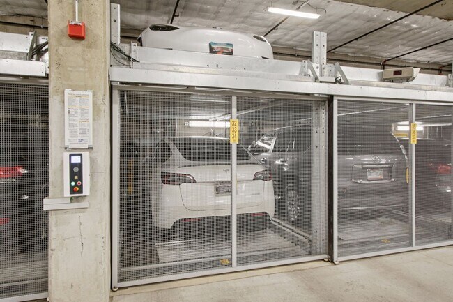 Building Photo - Urban 1-bedroom/ 1-bath Corner Unit in Cit...