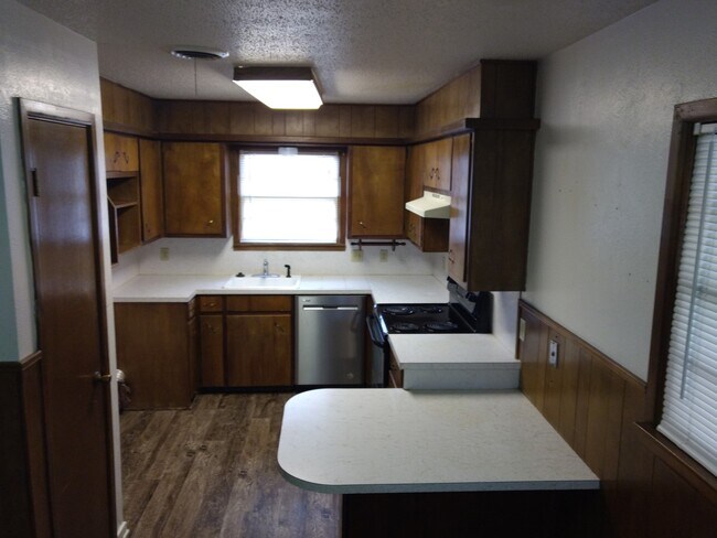 Building Photo - Updated and clean in quiet neighborhood.