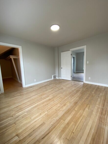 Building Photo - 1208 N Sawyer St
