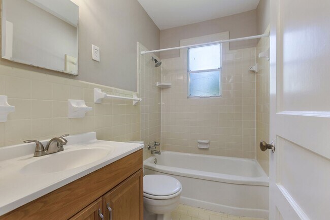Building Photo - Cozy 3BD/2BA in the heart of Green Hills/L...