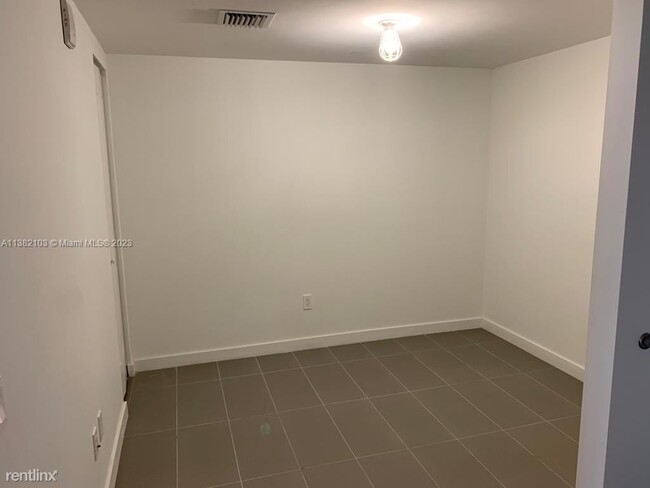 Building Photo - 1 br, 1.5 bath Condo - 1600 NE 1st Ave Ama...