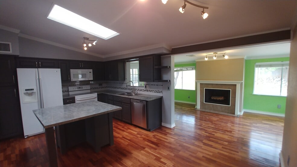 Kitchen - 539 Mallard Cir W