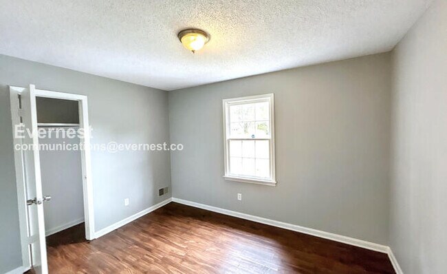 Building Photo - SPECIAL PROMOTION | 3 Bed, 2 Bath Home with Garage / Pet-Friendly / Available Soon!