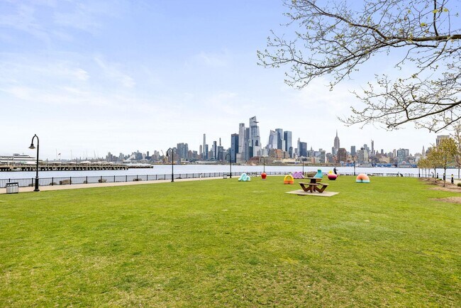 Building Photo - 1125 Maxwell Ln