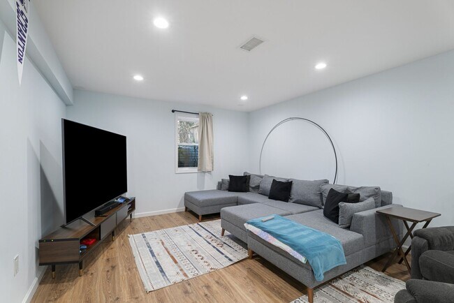 Building Photo - 3100 Franklin St