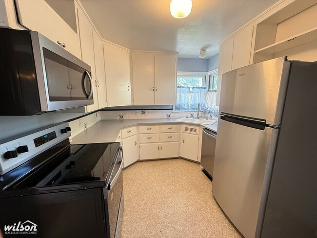 Building Photo - West Yakima 3-Bedroom Home with Spacious Living Areas