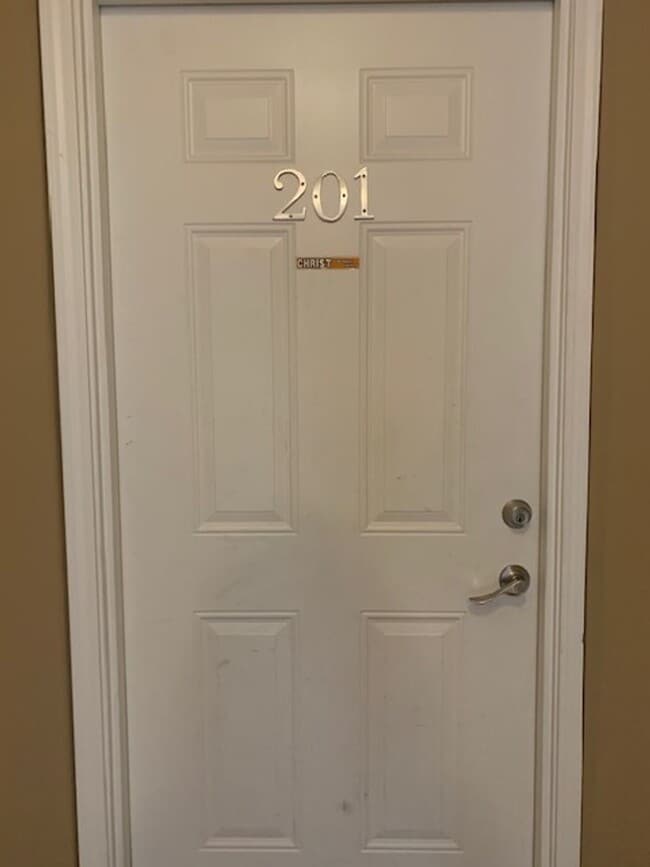 Building Photo - Beautiful modern upstairs condo with 2 full baths! Pet-friendly, with generous parking!