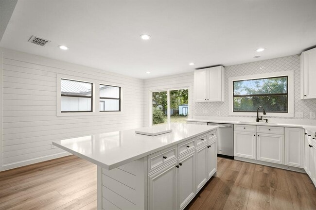 Building Photo - 413 Sun Bonnet Dr