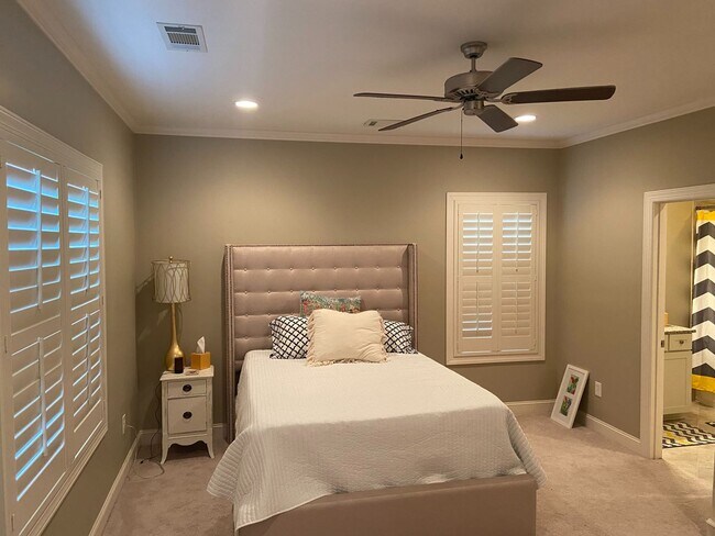 Building Photo - 4BR/4.5BA Furnished Townhome For Rent