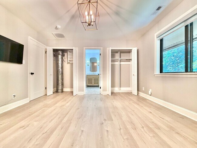 Building Photo - 907 Oak Tree Dr