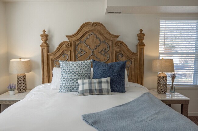 Building Photo - 924 Lowell Ave S