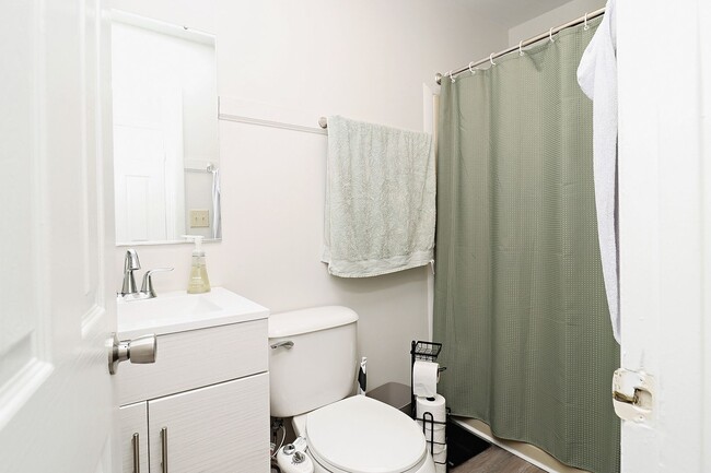 Building Photo - Student-Friendly Fry's Spring Duplex