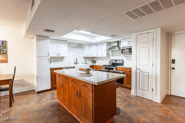 Building Photo - 7830 E Camelback Rd