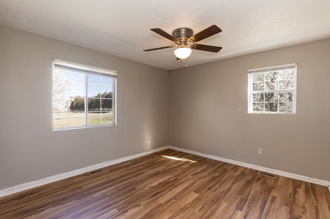 Building Photo - Three Bedroom Home!