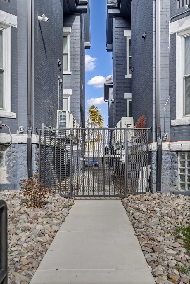 Building Photo - Furnished 2-Bedroom, 2-Bath Apartment near the Medical Campus