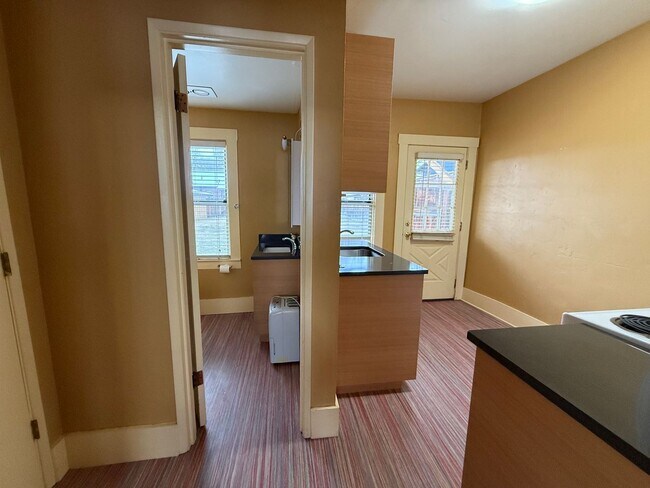 Building Photo - Historic Downtown Bend 1 Bed/1 Bath - Harriman Street