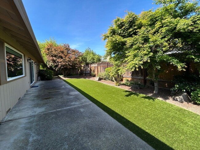 Building Photo - Welcome to this charming 3-bedroom, 2-bath home located in a desirable Oakmont 55+ adult community