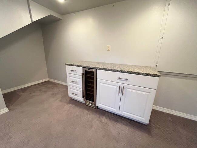 Building Photo - Spacious 2 Bed/2 Bath with Fenced in Yard!