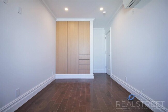 Building Photo - Brand New 3 BR 2 BA in Red Hook!