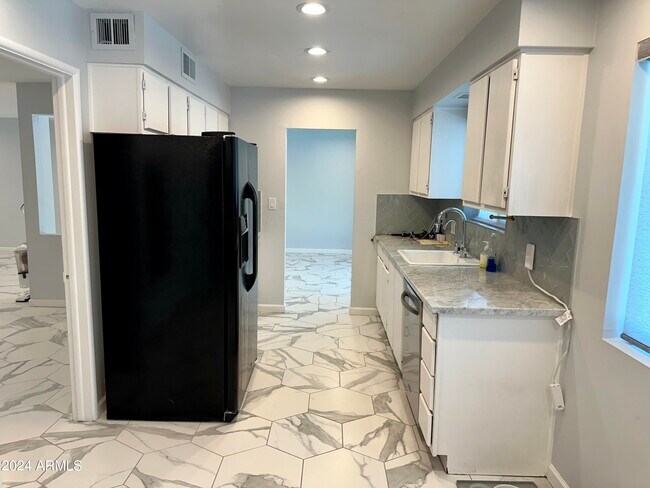 Building Photo - 5634 E Wilshire Dr