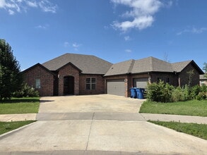 Building Photo - 2905 SW Satinwood Cove