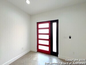 Building Photo - 2615 S Flores St