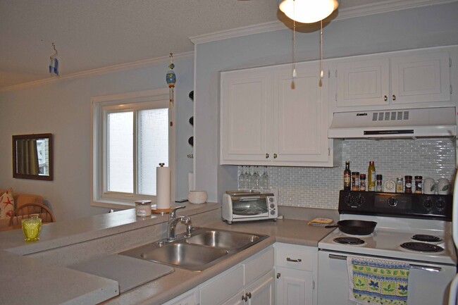 Building Photo - Adorable Furnished Waterfront Condo