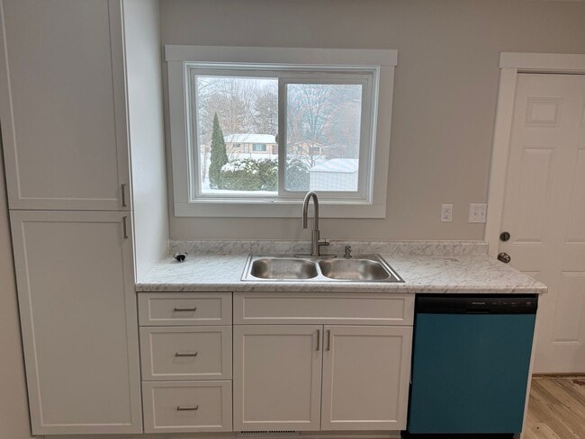 Building Photo - Elizabeth - 321/323