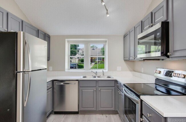 Building Photo - HALF OFF A MONTH'S RENT** -- Bright, Remod...