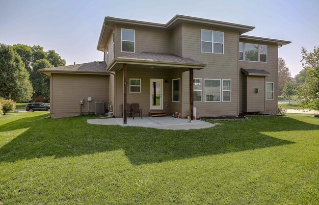 Building Photo - Stylish Living & Modern Comfort in Mission...