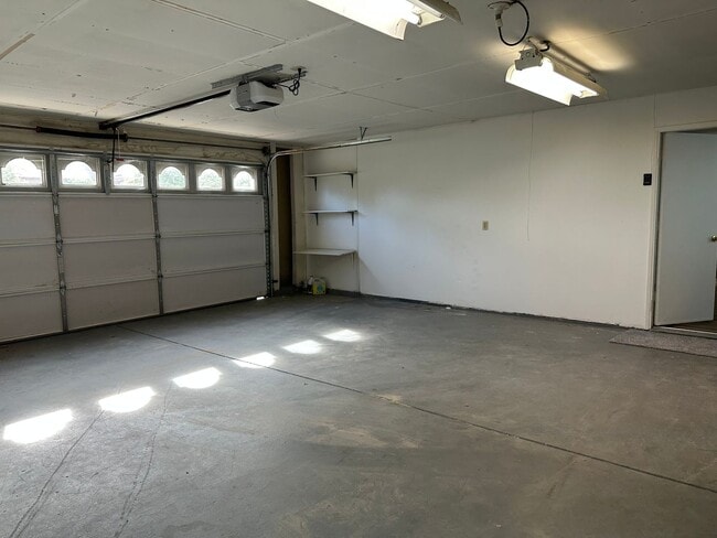 Building Photo - Mature dog considered. Nice home, convenient location off Placer & Wisconsin, Rdg.