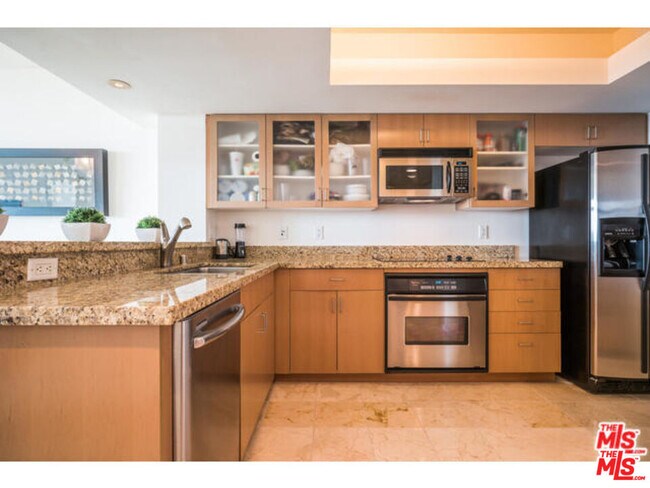 Building Photo - 13700 Marina Pointe Dr