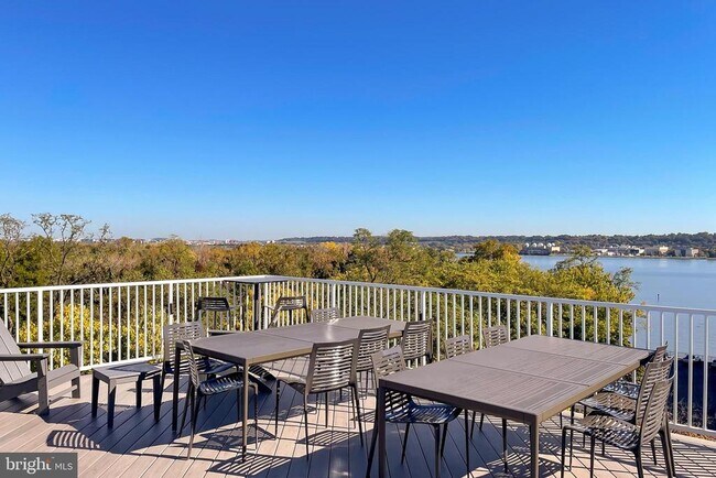 Building Photo - 635 Slaters Ln