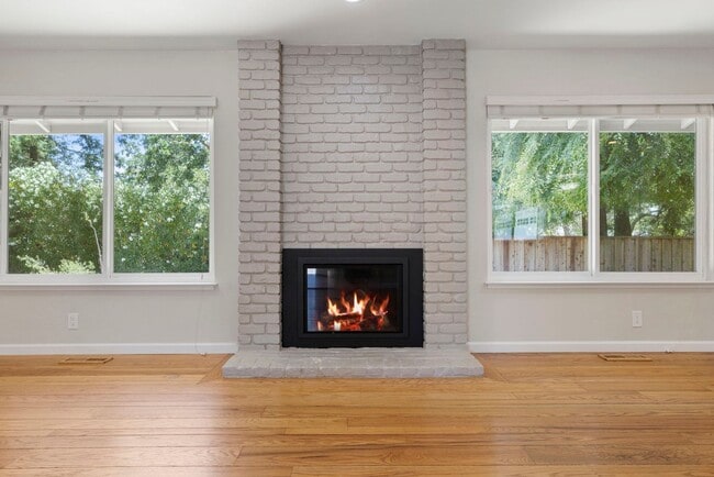 Building Photo - Spacious Menlo Park Retreat with 6 Bedroom...