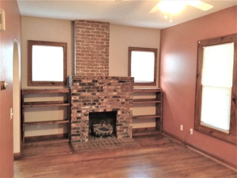 Building Photo - 923 E Hillcrest Dr