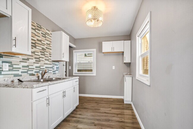 Building Photo - 3 Bedroom, 1 Bath with Garage