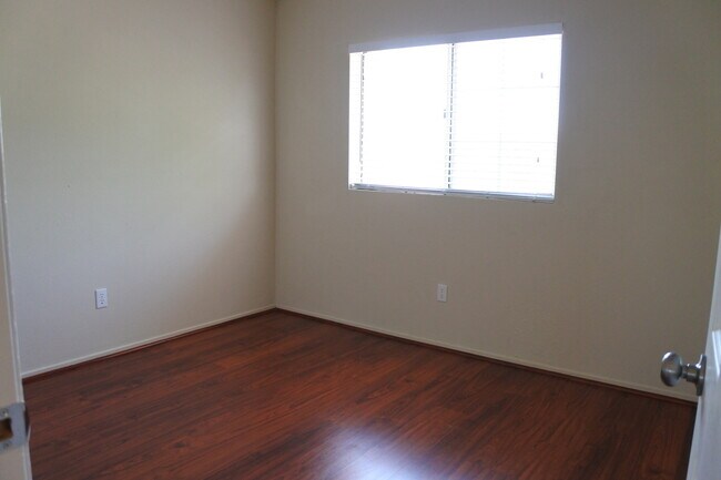 Building Photo - New Listing!