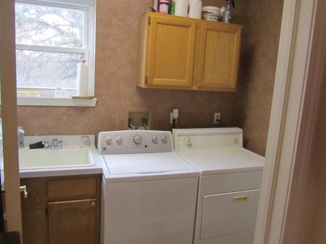 Mud/Laundry Room - 10753 Jordan Ct