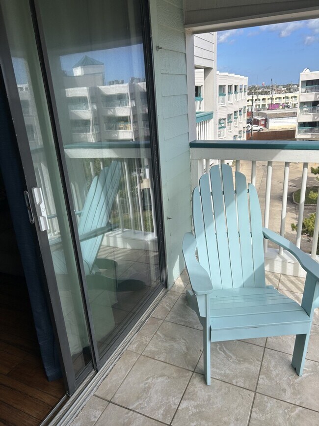 Building Photo - 6102 Seawall Blvd